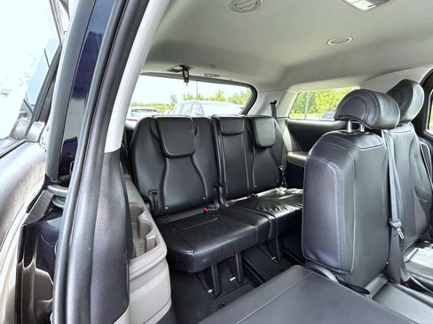 Used 2025 Kia Carnival FWD image 19