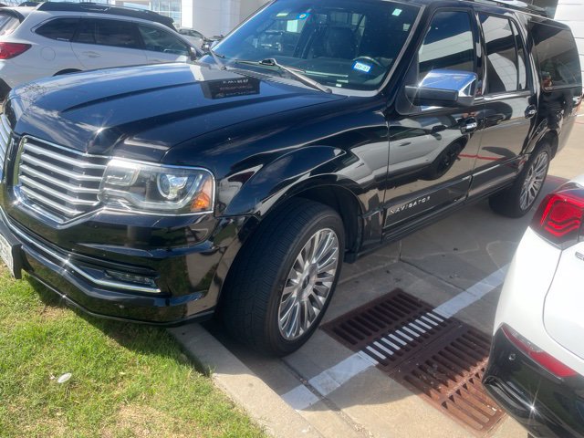 Used 2017 Lincoln Navigator L Select RWD image 2