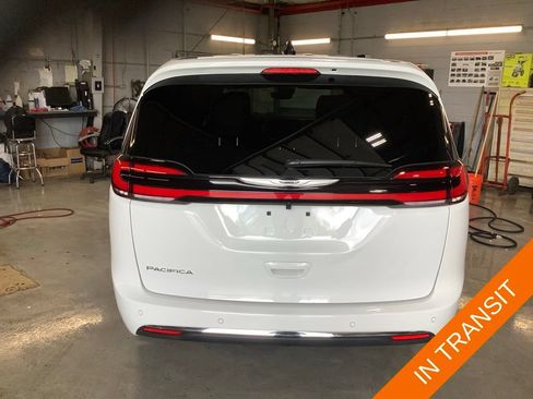 Certified 2026 Chrysler Pacifica Select FWD image 4