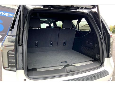 Used 2025 Chevrolet Suburban High Country AWD/4WD image 11