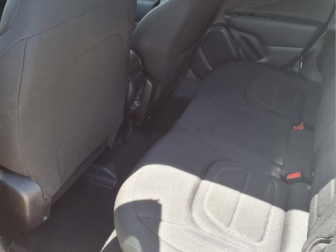 Used 2022 Jeep Renegade Latitude AWD/4WD image 11