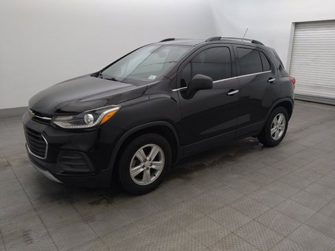 Used 2020 Chevrolet Trax LT w/ LT Convenience Package FWD image 2