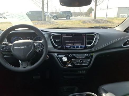 Used 2023 Chrysler Pacifica Touring-L w/ S Appearance Package image 11