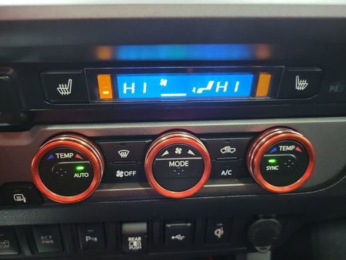 Used 2022 Toyota Tacoma TRD Sport image 38