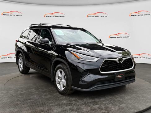 Used 2021 Toyota Highlander L AWD/4WD image 5