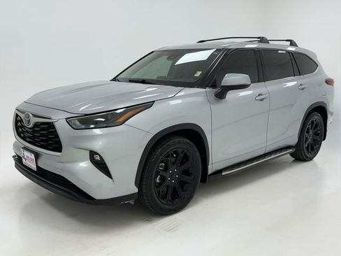 Used 2022 Toyota Highlander LE FWD image 5
