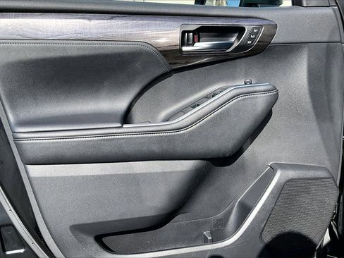 Used 2021 Toyota Highlander Platinum image 27