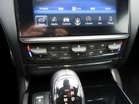 Used 2018 Maserati Quattroporte S Q4 AWD/4WD image 25