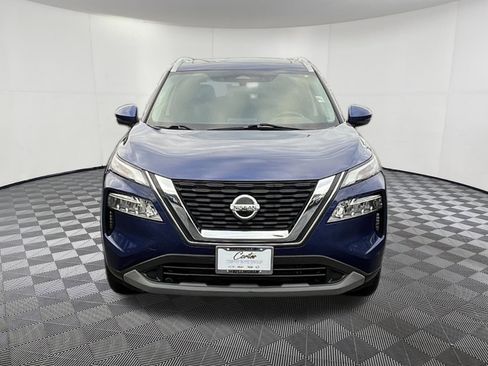 Used 2021 Nissan Rogue SV image 2