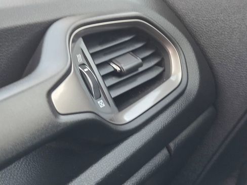 Used 2023 Jeep Renegade Latitude image 26