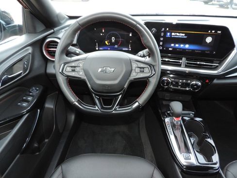 Used 2025 Chevrolet Trax RS w/ Sunroof Package FWD image 22