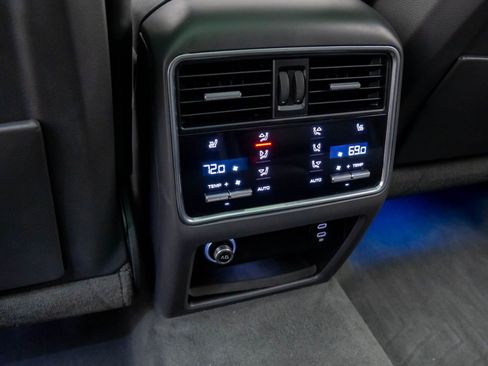 Certified 2022 Porsche Cayenne Platinum Edition image 20