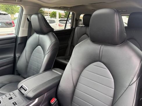 Used 2025 Toyota Highlander XLE FWD image 14