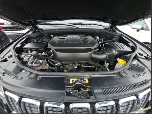 Used 2021 Jeep Grand Cherokee Laredo AWD/4WD image 5