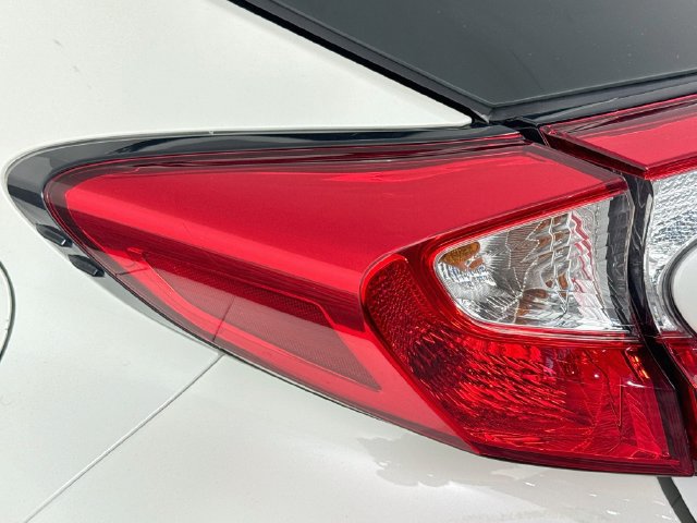 Used 2020 Toyota C-HR LE FWD image 32