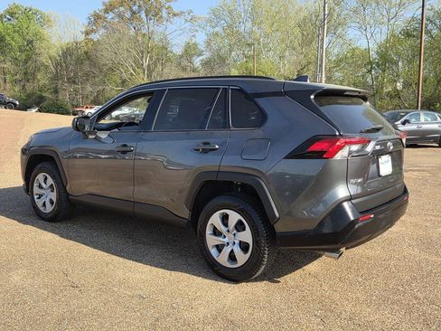 Used 2019 Toyota RAV4 LE FWD image 6