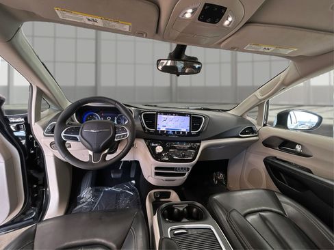 Used 2023 Chrysler Pacifica Touring-L FWD image 24