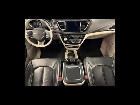 Used 2018 Chrysler Pacifica Limited w/ Tire & Wheel Group FWD image 13
