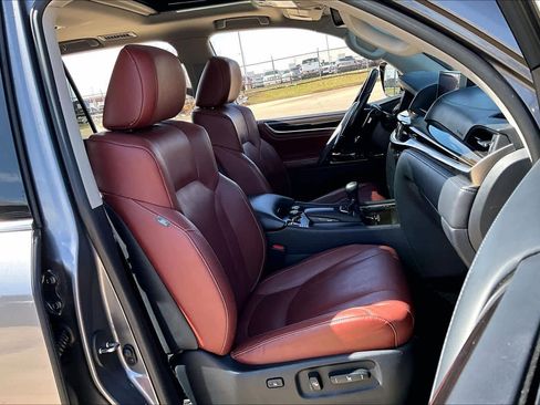 Used 2019 Lexus LX 570 4WD w/ Luxury Package image 8