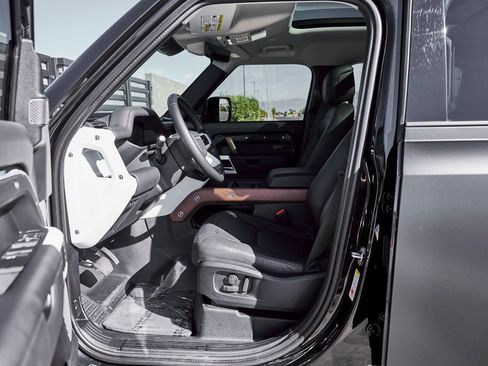 Used 2024 Land Rover Defender 110 SE image 42