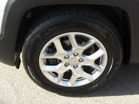 Used 2017 Jeep Renegade Latitude FWD image 4