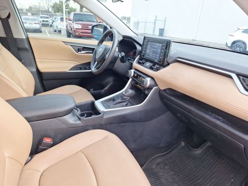 Used 2022 Toyota RAV4 XLE Premium image 33