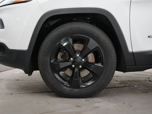 Used 2015 Jeep Cherokee Latitude w/ Cold Weather Group AWD/4WD image 28