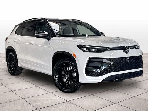 New 2026 Volkswagen Tiguan SE R-Line FWD image 2