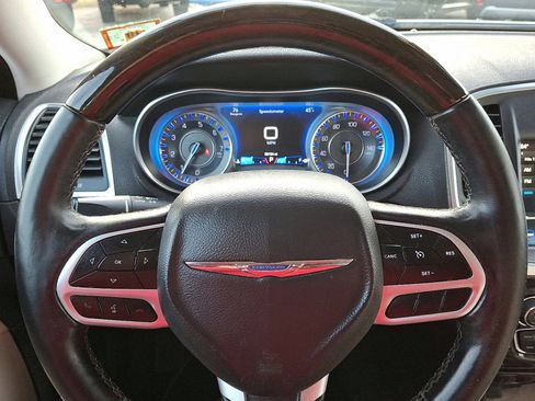 Used 2018 Chrysler 300 Limited image 27