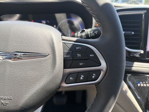Used 2023 Chrysler Pacifica Limited FWD image 27