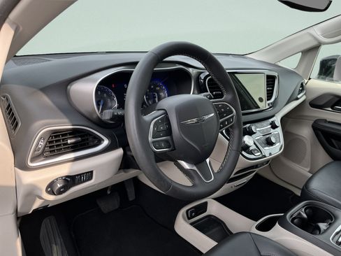 Used 2024 Chrysler Pacifica Touring-L FWD image 15