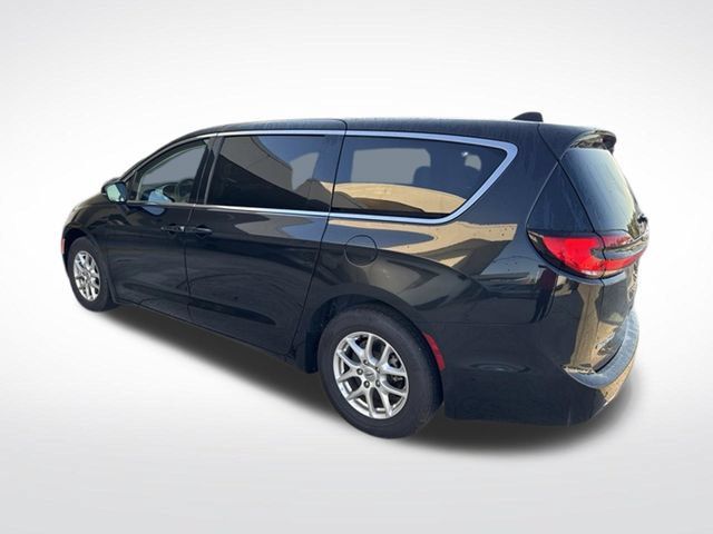 Used 2023 Chrysler Pacifica Touring-L FWD image 9