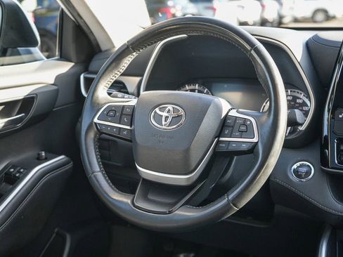 Used 2022 Toyota Highlander XLE FWD image 14