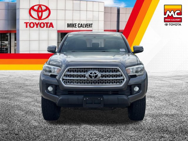 Used 2017 Toyota Tacoma TRD Off-Road w/ Premium & Technology Package AWD/4WD image 3