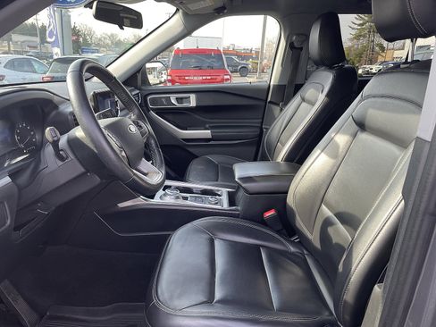 Used 2022 Ford Explorer XLT w/ Equipment Group 202A image 3