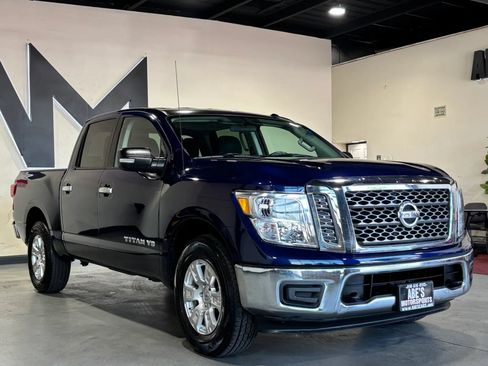 Used 2018 Nissan Titan SV AWD/4WD image 2