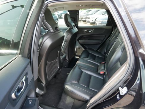 Used 2022 Volvo XC60 B5 Momentum w/ Climate Package AWD/4WD image 11