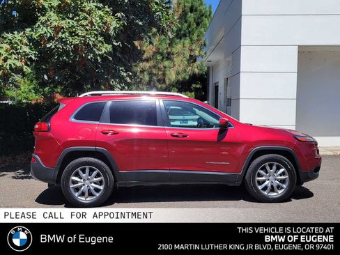 Used 2017 Jeep Cherokee Limited w/ Luxury Group AWD/4WD image 2