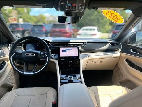 Used 2023 Jeep Grand Cherokee L Limited w/ Luxury Tech Group II AWD/4WD image 19