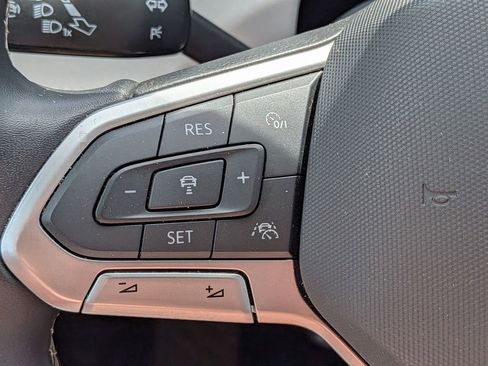 Used 2025 Volkswagen Taos SE image 18