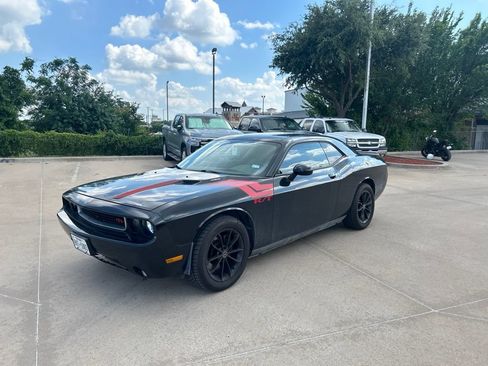 Used 2014 Dodge Challenger R/T RWD image 1