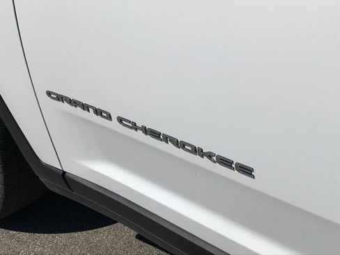 Used 2023 Jeep Grand Cherokee Limited AWD/4WD image 7