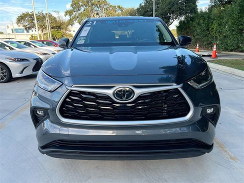 Used 2021 Toyota Highlander LE image 2