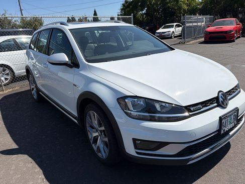 Used 2018 Volkswagen Golf Alltrack AWD/4WD image 2