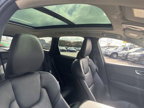 Used 2022 Volvo XC60 B5 Momentum image 13