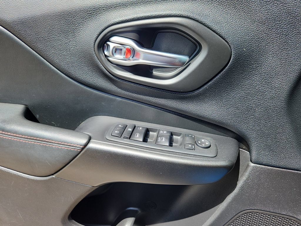 Used 2020 Jeep Cherokee Trailhawk AWD/4WD image 6