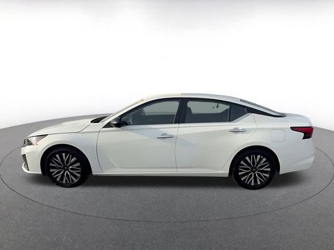 Used 2025 Nissan Altima 2.5 SV image 9