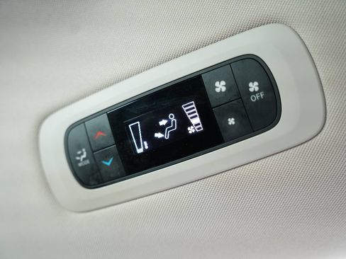 Used 2022 Chrysler Voyager LX FWD image 36