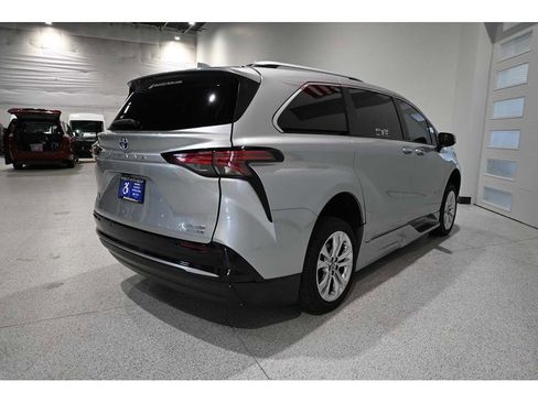 Used 2024 Toyota Sienna Platinum FWD image 6