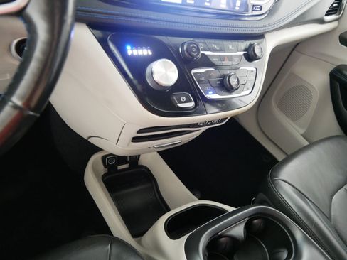 Used 2021 Chrysler Pacifica Touring-L FWD image 24